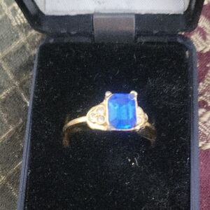 Elegant Gold Ring with Blue Gemstone​​
